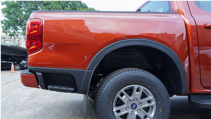 RANGER XLS 4X2 AT bậc bước chân thùng xe ranger